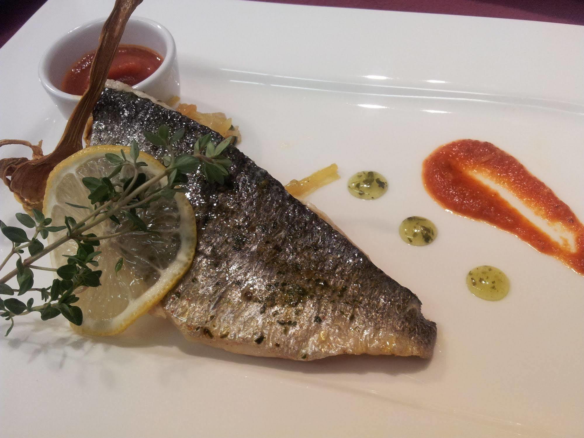 Reves Gourmands, Hotellerie & Gastronomie Vernayaz Bagian luar foto